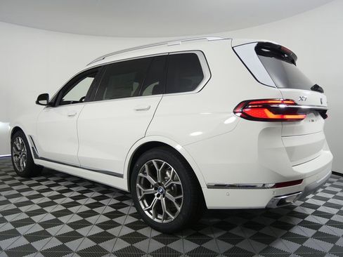 Used 2026 BMW X7 xDrive40i w/ Premium Package image 5