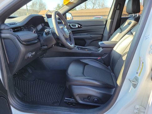 Used 2024 Jeep Compass Latitude w/ Convenience Group image 8