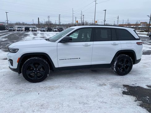 Used 2024 Jeep Grand Cherokee Altitude image 7