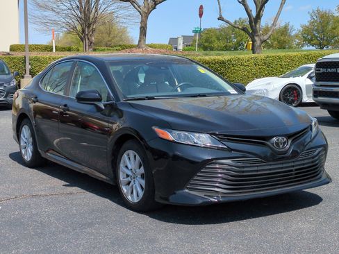 Used 2018 Toyota Camry LE FWD image 2