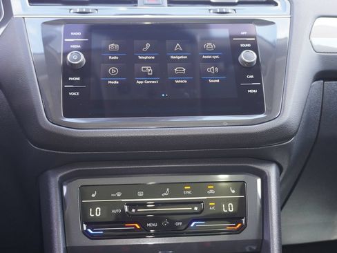 Used 2022 Volkswagen Tiguan SE FWD image 19