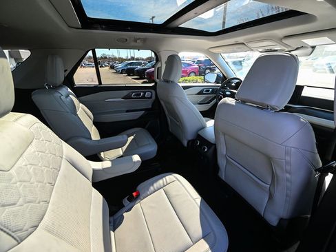 Used 2025 Ford Explorer Platinum w/ Ultimate Package AWD/4WD image 28