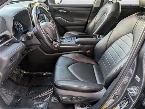 Certified 2021 Toyota Highlander XLE image 17