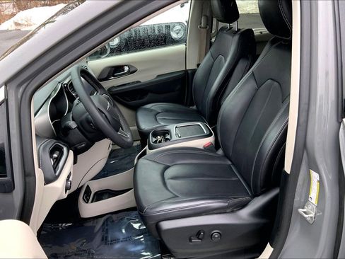 Used 2023 Chrysler Pacifica Touring-L image 7