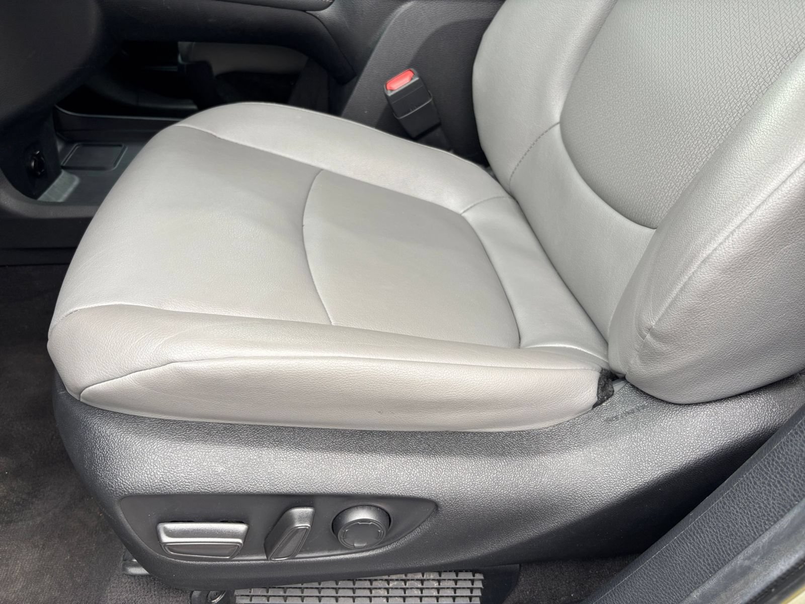 Used 2025 Toyota Sienna XLE FWD image 21