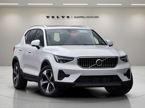 Certified 2025 Volvo XC40 B5 Core w/ Protection Package Premier image 1