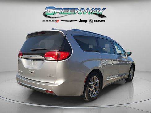 Used 2019 Chrysler Pacifica Limited image 3
