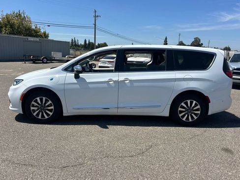 Used 2023 Chrysler Pacifica Limited w/ Uconnect Theater Family Group FWD image 8