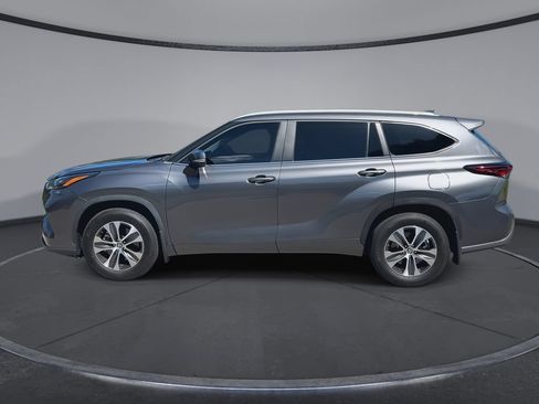 Used 2024 Toyota Highlander XLE FWD image 5