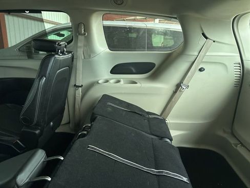 Used 2024 Chrysler Pacifica Touring-L FWD image 17
