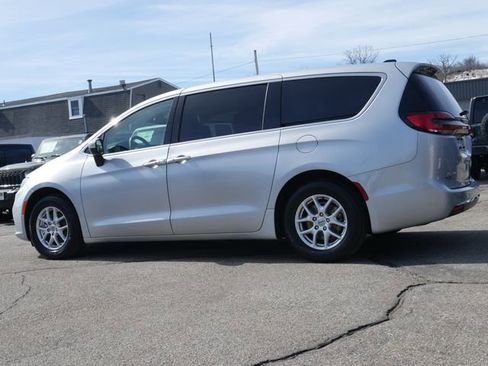 Used 2023 Chrysler Pacifica Touring-L image 4