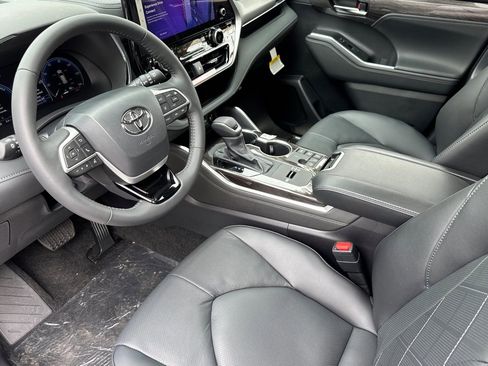 New 2026 Toyota Highlander Platinum AWD/4WD image 10