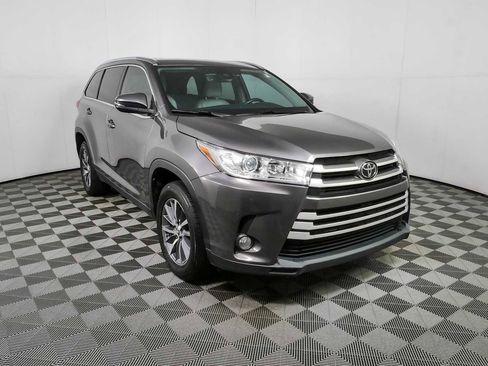 Used 2019 Toyota Highlander XLE FWD image 1
