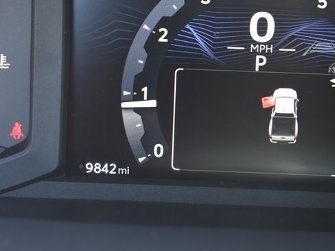 Certified 2025 Toyota Tacoma SR5 AWD/4WD image 32