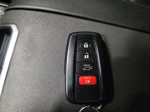 Used 2021 Toyota Highlander XLE image 32