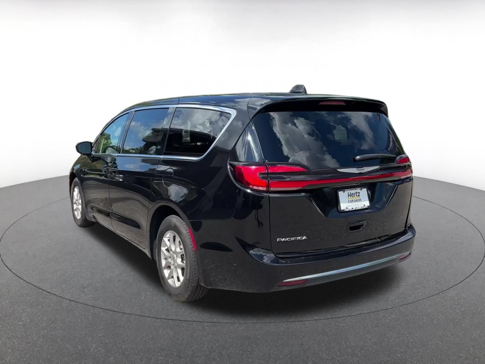 Used 2024 Chrysler Pacifica Touring-L FWD image 9