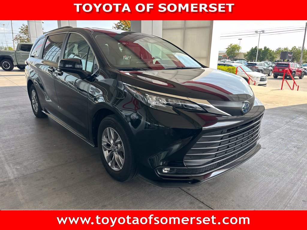 Certified 2025 Toyota Sienna XLE FWD image 1