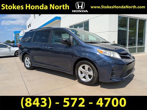 Used 2020 Toyota Sienna LE w/ LE Preferred Package image 10
