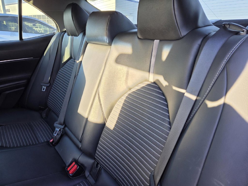 Used 2018 Toyota Camry SE w/ Moonroof Package FWD image 13