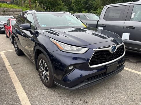 Used 2020 Toyota Highlander XLE AWD/4WD image 2