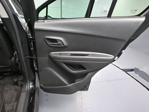 Used 2020 Chevrolet Trax LT w/ LT Convenience Package AWD/4WD image 36