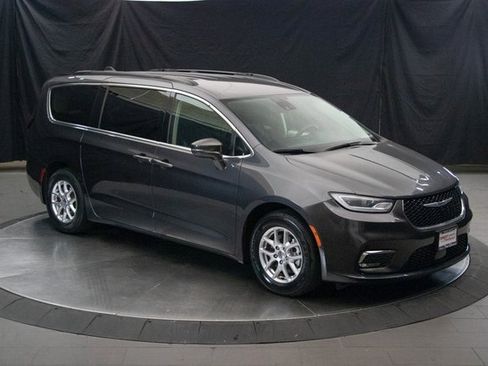 Used 2022 Chrysler Pacifica Touring-L image 2