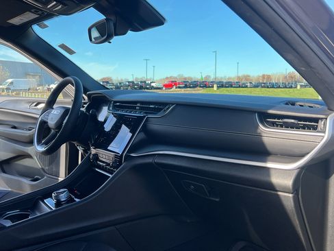 Used 2023 Jeep Grand Cherokee L Laredo image 28