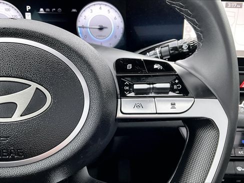 Used 2025 Hyundai Elantra SEL image 12