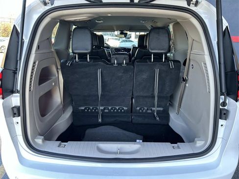 Used 2024 Chrysler Pacifica Touring-L image 13