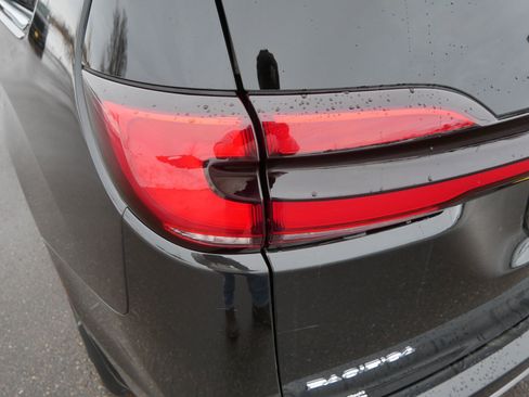 Used 2023 Chrysler Pacifica Touring image 17