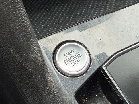 Used 2018 Volkswagen Tiguan SE w/ Panoramic Sunroof Package image 39