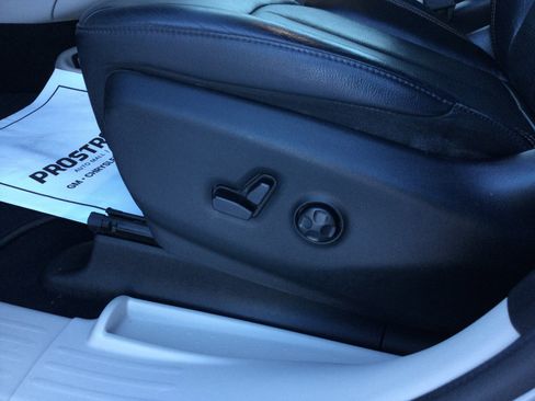 Used 2019 Chrysler Pacifica Touring-L w/ Tire & Wheel Group image 9