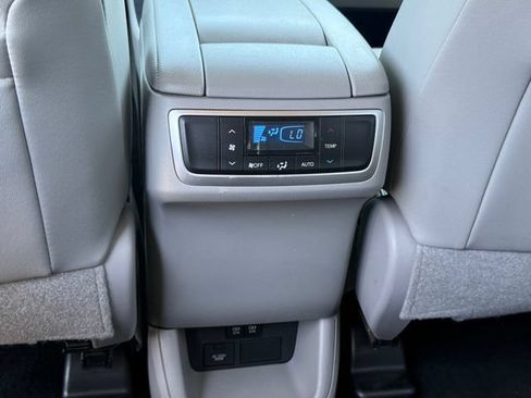 Used 2019 Toyota Highlander XLE AWD/4WD image 25
