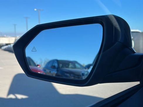 Used 2025 Hyundai Elantra Limited image 19