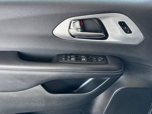 Used 2025 Chrysler Pacifica Limited image 17