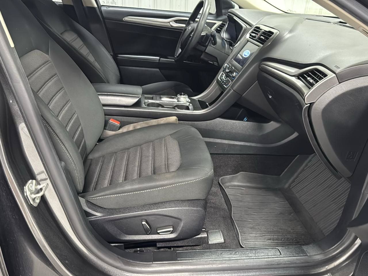 Used 2020 Ford Fusion SE AWD/4WD image 10