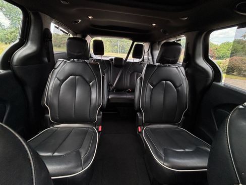 Used 2025 Chrysler Pacifica Limited FWD image 42