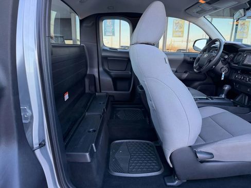 Used 2018 Toyota Tacoma SR image 18