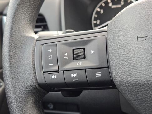 Used 2025 Nissan Rogue S image 28