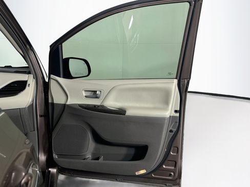 Used 2018 Toyota Sienna XLE FWD image 35