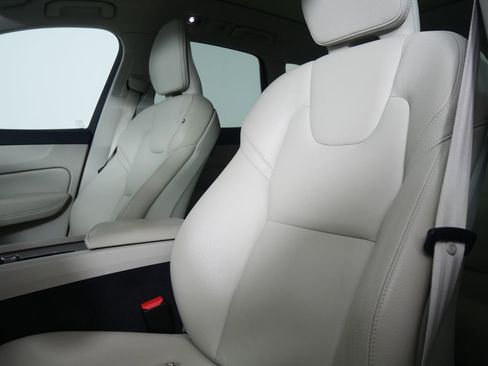 Used 2021 Volvo XC60 T5 Momentum image 10