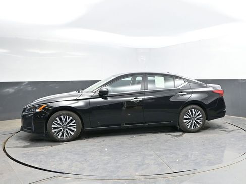 Used 2025 Nissan Altima 2.5 SV FWD image 6