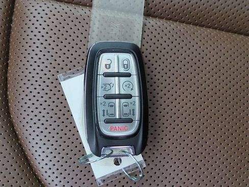 Used 2020 Chrysler Pacifica Limited w/ Tire & Wheel Group FWD image 34