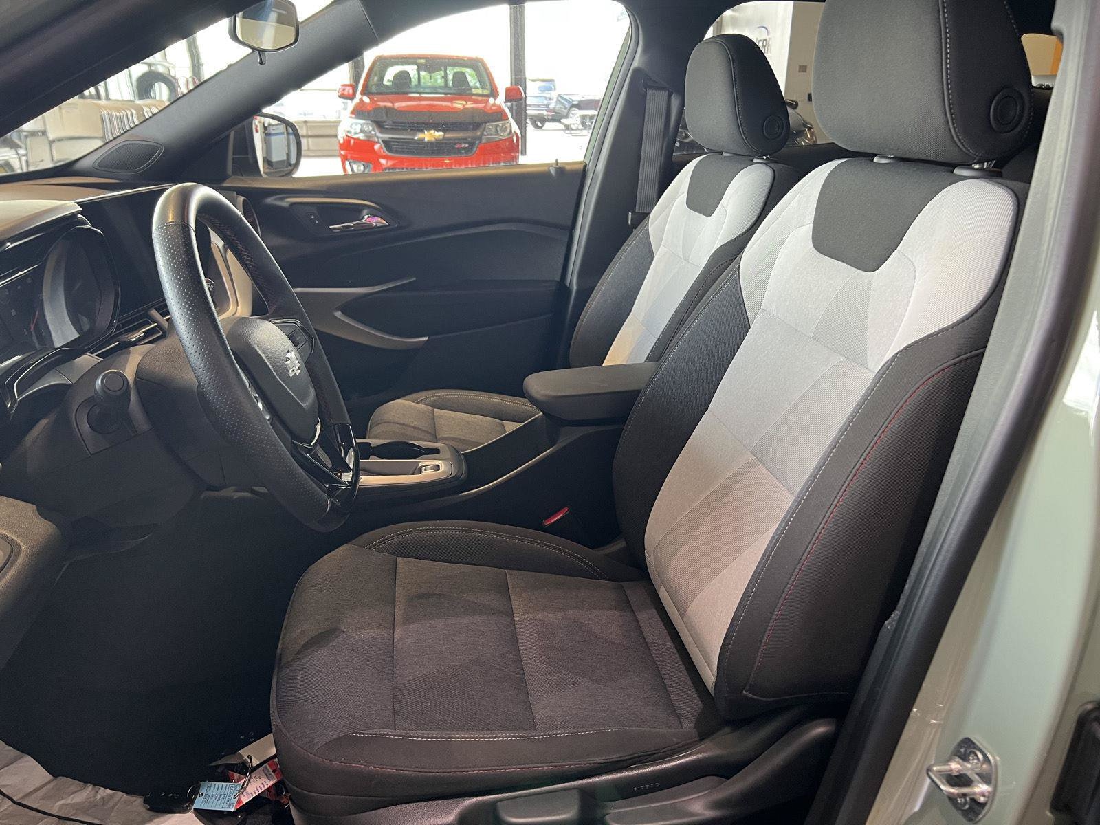 Used 2024 Chevrolet Trax RS FWD image 13