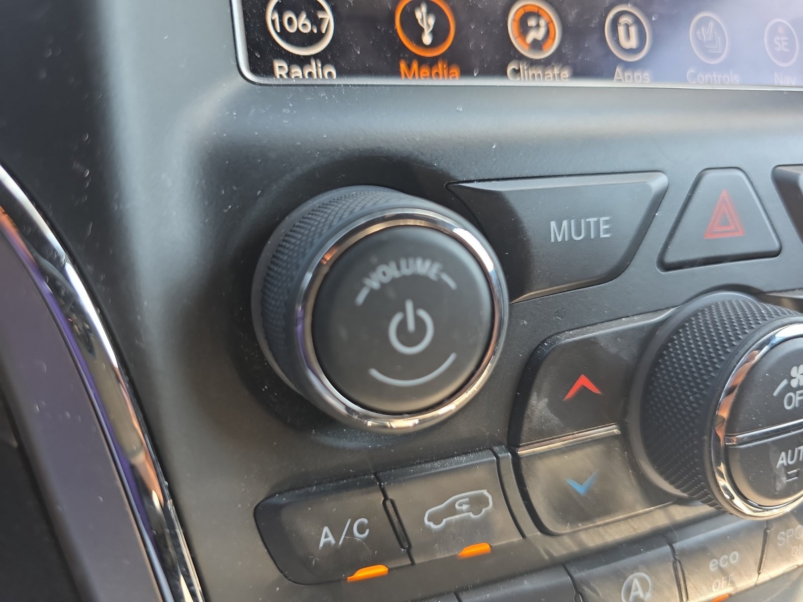 Used 2018 Jeep Grand Cherokee Altitude RWD image 15