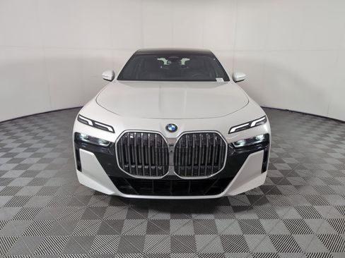 Used 2025 BMW 740i w/ Premium Package image 5