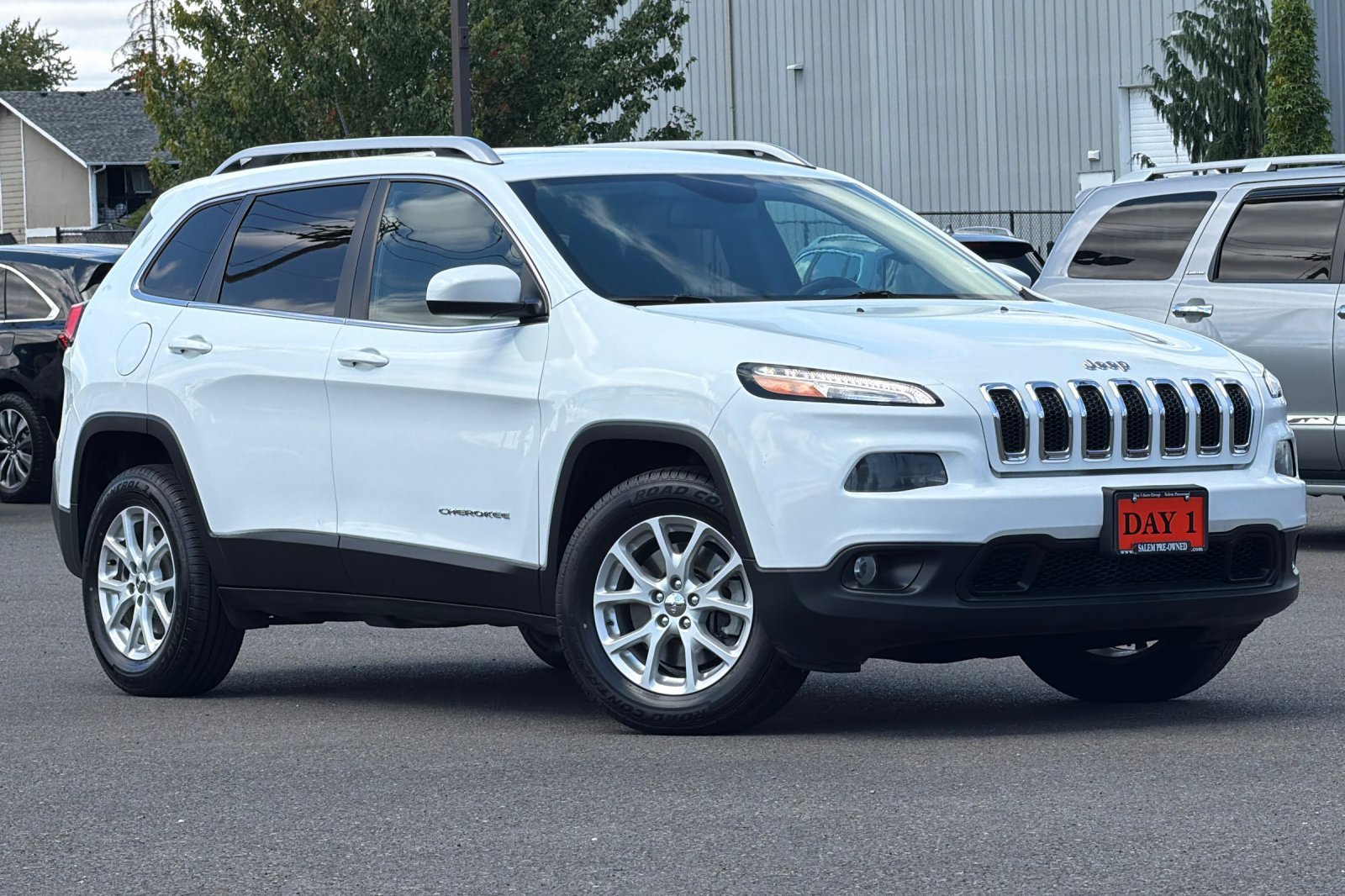 Used 2015 Jeep Cherokee Latitude AWD/4WD image 2