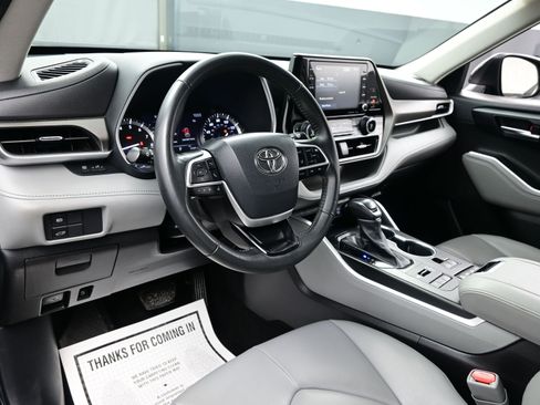 Used 2022 Toyota Highlander XLE image 13