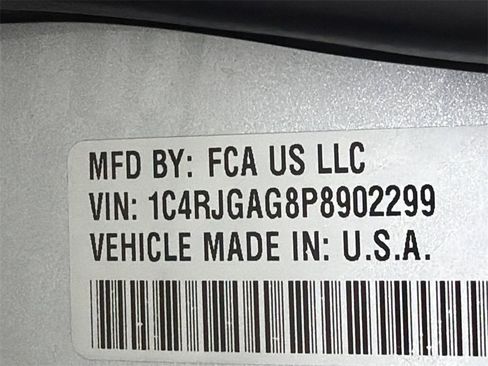 Used 2023 Jeep Grand Cherokee Laredo image 31