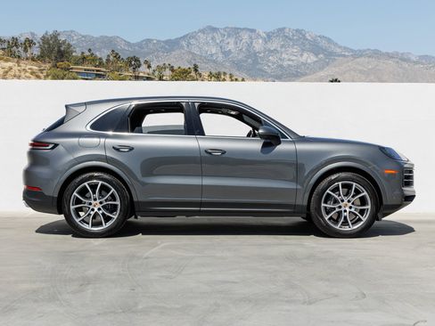 Certified 2025 Porsche Cayenne AWD/4WD image 8